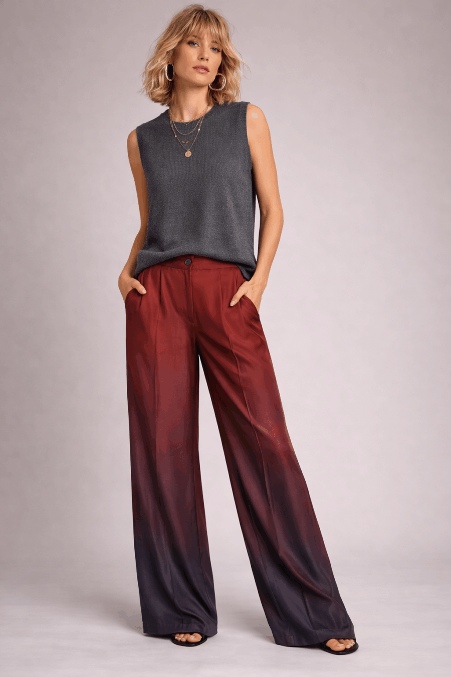 Wide-Leg Hose in einem Rotton zu einem tiefen Dunkelblau